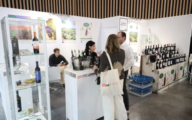 Stand conjunto con presencia de los vinos DO La Mancha en Wine París 2026