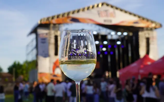 Copa de vino blanco DO La Mancha durante un concierto de Festial 2026 en Alcázar de San Juan