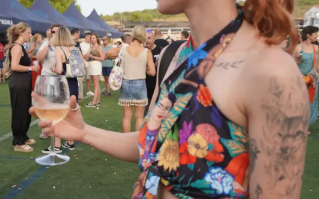 Joven brinda con una copa de vino blanco en el festival LeturAlma 2026 en Letur