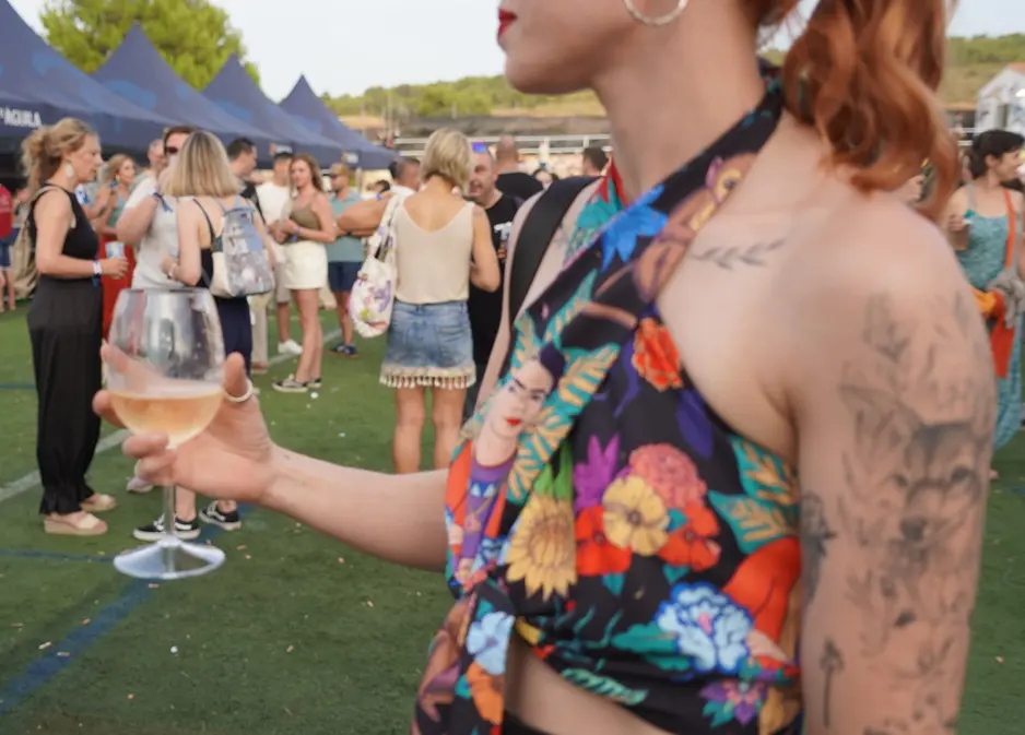 Joven brinda con una copa de vino blanco en el festival LeturAlma 2026 en Letur