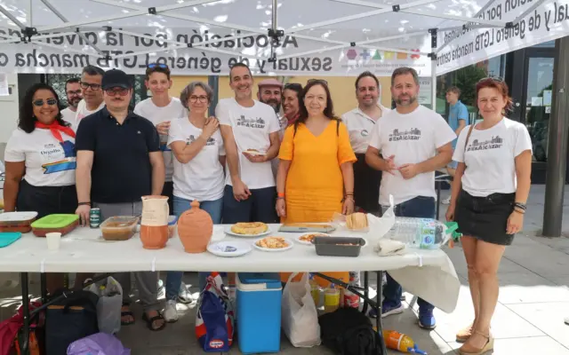 Cuadrillas elaborando platos en las demostraciones gastronómicas de la Feria de Día en la Plaza de España