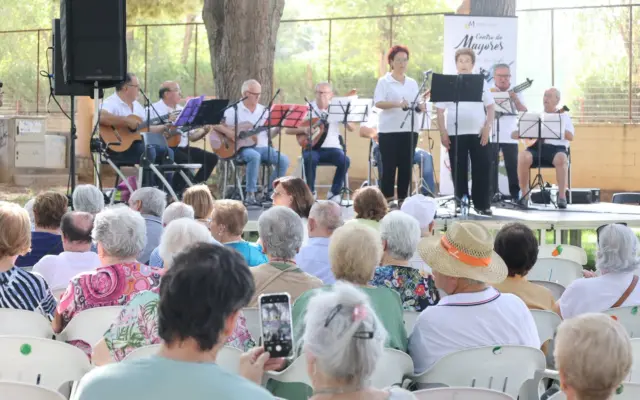 Asistentes al Día del Mayor de la Feria 2026 en el Parque Alces de Alcázar de San Juan