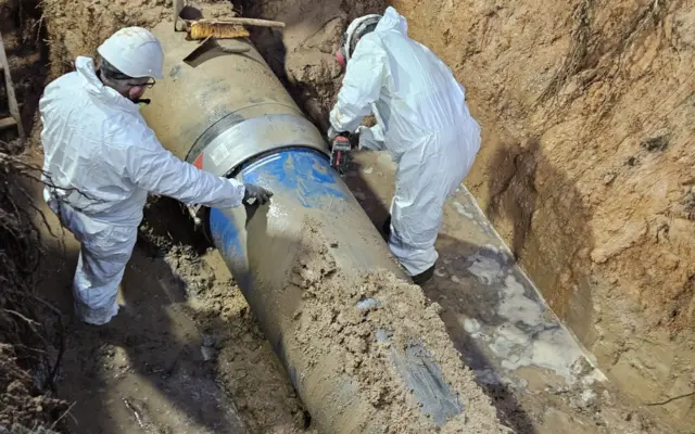 Operarios de Aguas de Alcázar reparando la rotura en la tubería general de Perdigueras