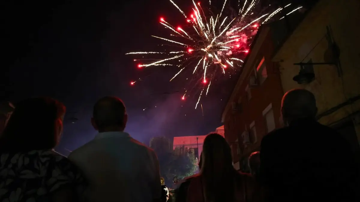 Vecinos de Alcázar de San Juan viendo los fuegos artificiales de la Virgen del Rosario