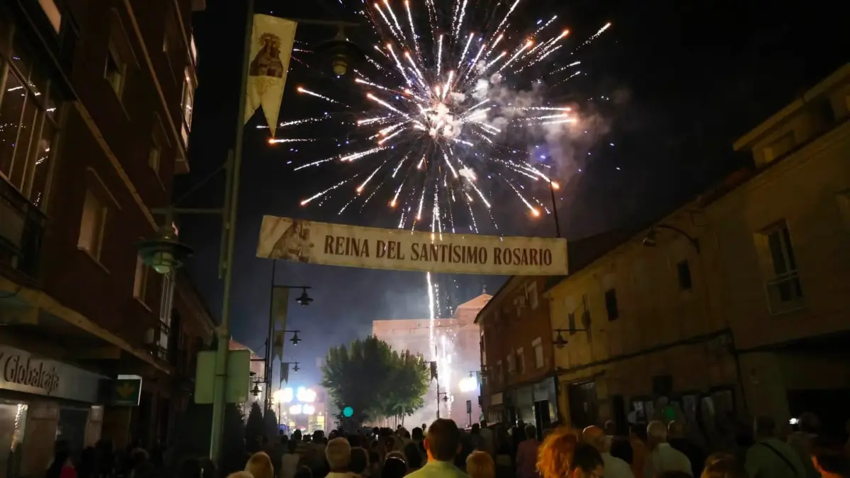 Fuegos artificiales sobre la Plaza de Santa Quiteria en honor a la Virgen del Rosario, Alcázar de San Juan
