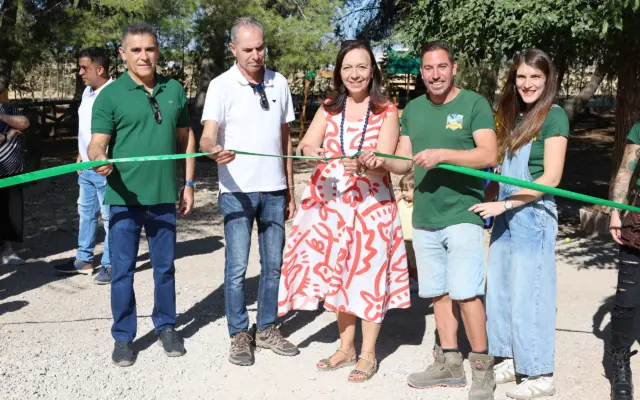 Corte de cinta en la inauguracion de la granja escuela El Pinar de las Aguilas en Alcazar de San Juan