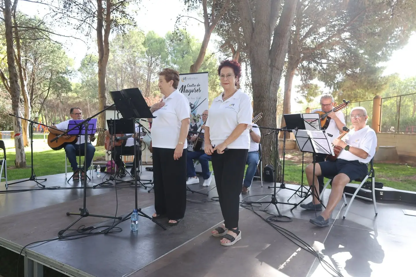 Vecinos mayores compartiendo la jornada del Día del Mayor en el Parque Alces de Alcázar de San Juan