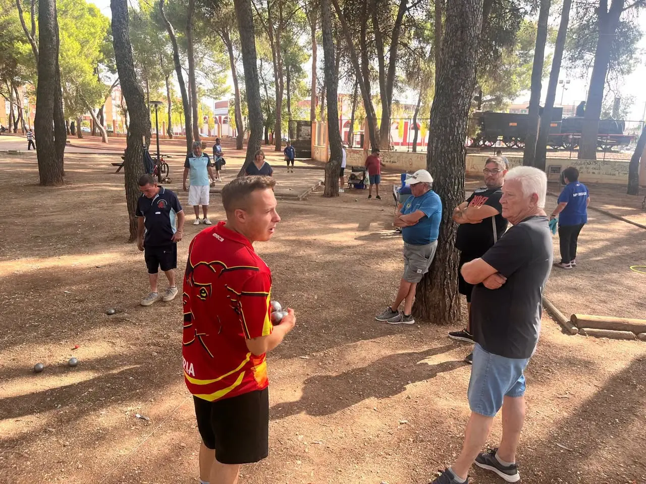 Parejas compitiendo en el IV Trofeo de Petanca de la Feria de Alcázar de San Juan