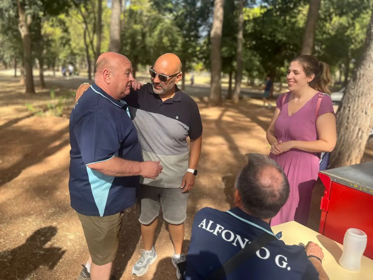 Aficionados a la petanca durante el torneo de Feria en el Parque Alces de Alcázar de San Juan