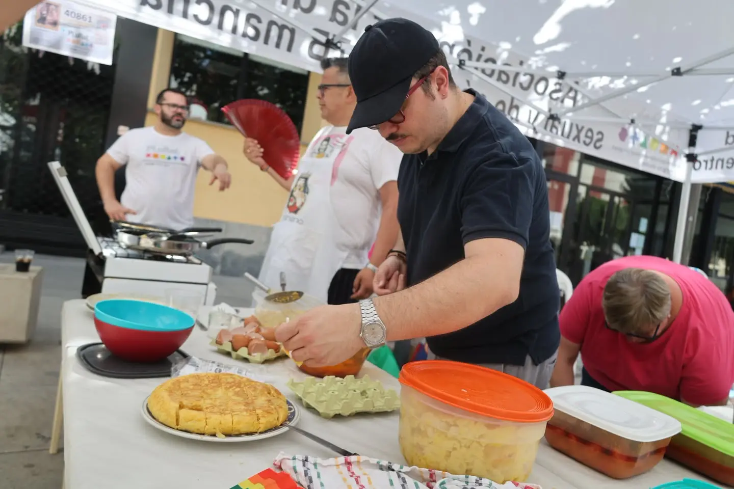 Elaboración de platos tradicionales manchegos durante las demostraciones gastronómicas de la Feria