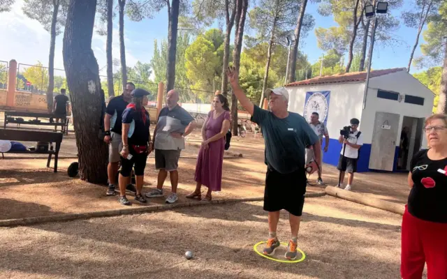 Jugadores durante el IV Trofeo de Petanca de la Feria de Alcázar de San Juan en el Parque Alces