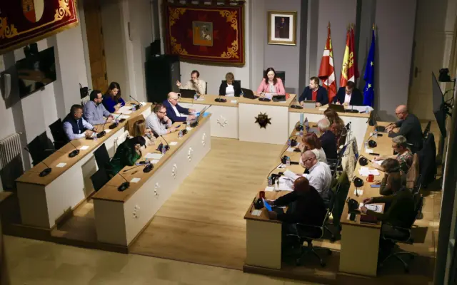 Sala de plenos del Ayuntamiento de Alcázar de San Juan durante la sesión de octubre de 2026