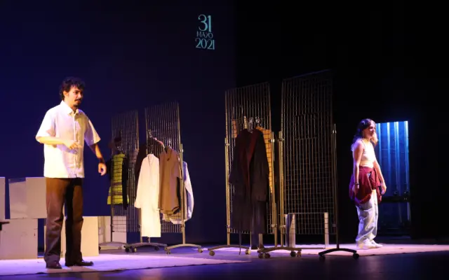 Representación de «Bajo la tierra que pisamos» en el Teatro Emilio Gavira ante alumnos de institutos de Alcázar de San Juan