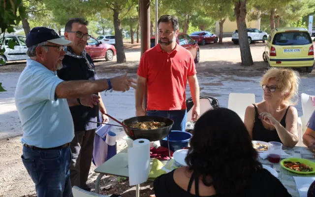 Cuadrillas participando en el Encuentro de Migas de Pastor en la ermita de San Cristóbal de Alcázar de San Juan