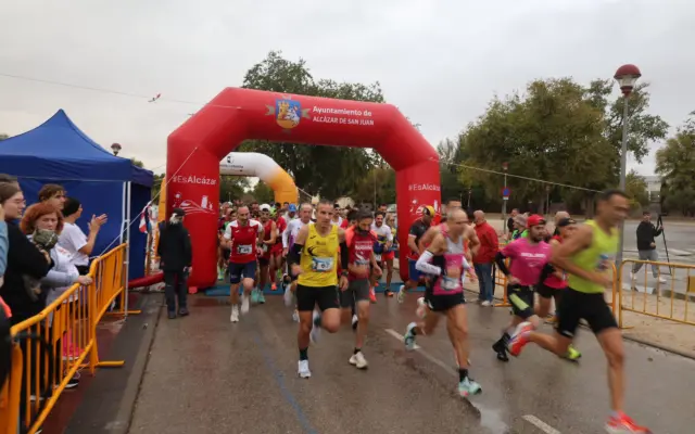 Corredores en la Media Maratón Memorial Mariano Rivas Riojano en Alcázar de San Juan