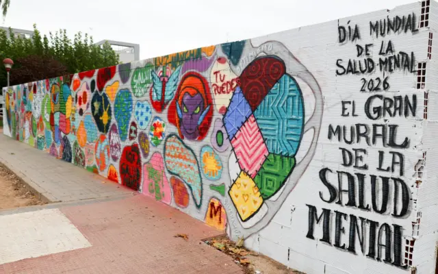 Mural neurográfico por la salud mental pintado en la Avenida de la Constitución de Alcázar de San Juan