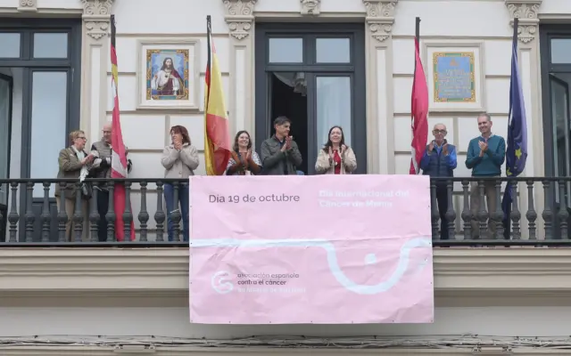 Pancarta del Día Internacional contra el Cáncer de Mama en la fachada del Ayuntamiento de Alcázar de San Juan