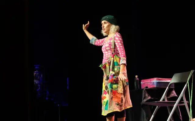 La narradora oral Maricuela durante su sesion Historias de risa en el Teatro Emilio Gavira de Alcazar de San Juan
