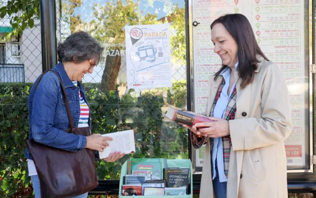 La alcaldesa y la concejala de Cultura presentan la IV Biblioparada en una marquesina de autobús de Alcázar de San Juan