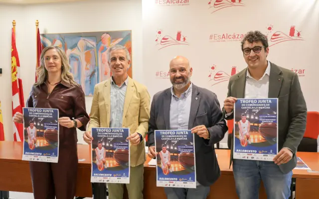 Jugadores disputan un partido del II Trofeo JCCM de Baloncesto de FECAM en el Pabellón Vicente Paniagua de Alcázar de San Juan