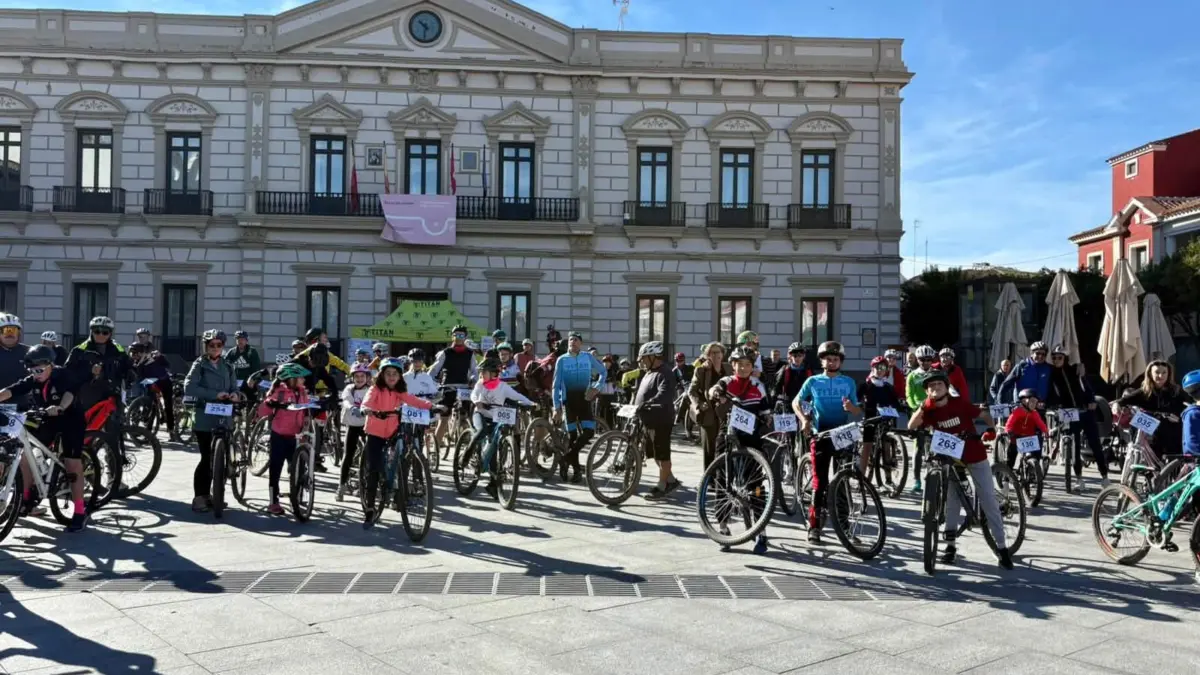 Participantes en la X Ruta Ciclista de las Jornadas de Cine Solidario de Alcázar de San Juan