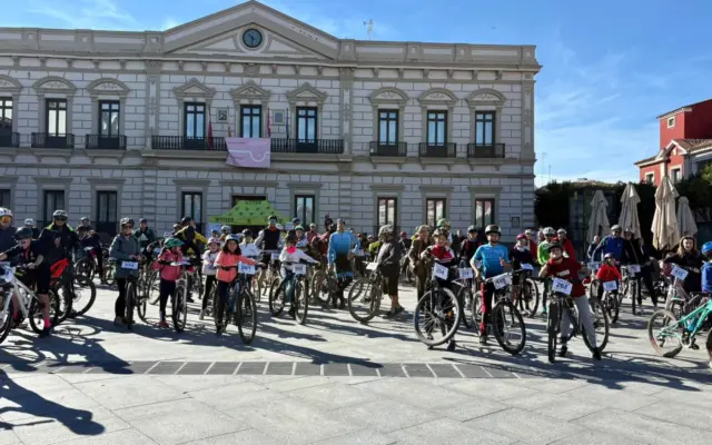 Participantes en la X Ruta Ciclista de las Jornadas de Cine Solidario de Alcázar de San Juan