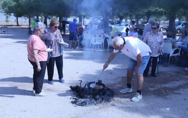 Encuentro gastronomico en la ermita de San Cristobal durante la Semana de los Mayores de Alcazar de San Juan