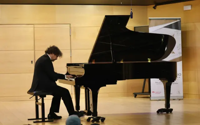 El pianista José Luis Nieto durante su concierto en el Conservatorio de Música de Alcázar de San Juan