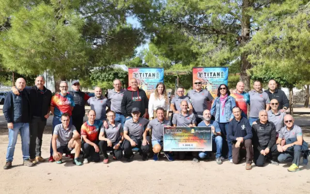Entrega de la donación del CD Alcázar Bikes a la Asociación SuperDani en Alcázar de San Juan