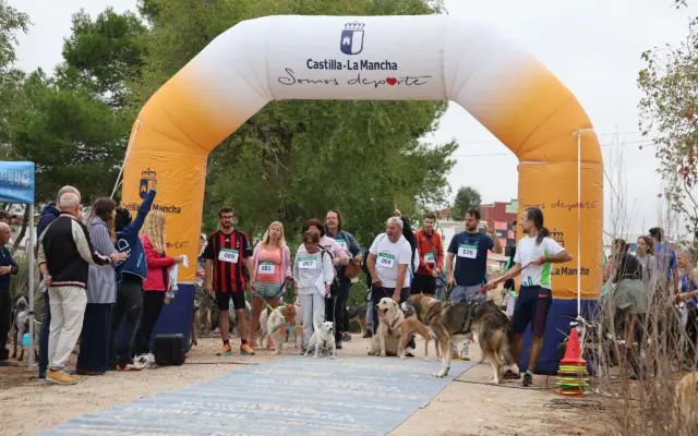 Participantes con sus perros en el Canicross Solidario de Alcázar de San Juan