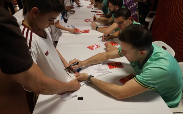 Jugadores de la selección española de fútbol sala firmando autógrafos a aficionados jóvenes en Alcázar de San Juan