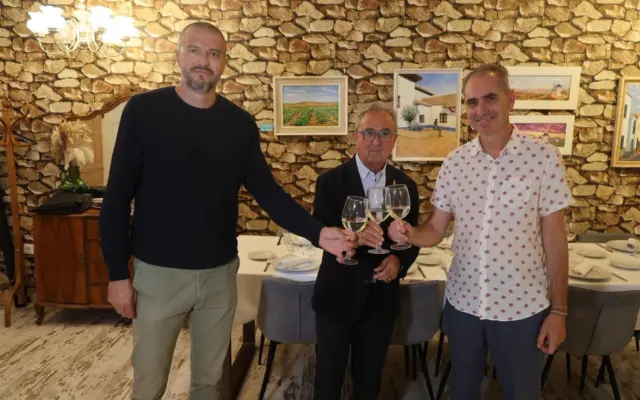 Paco Beamud junto a algunos de sus cuadros de paisajes de Alcazar de San Juan en La Quinteria
