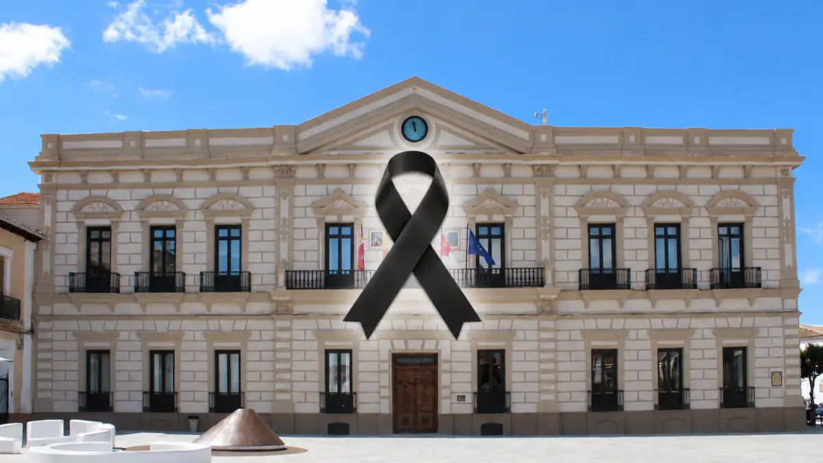 Fachada del Ayuntamiento de Alcázar de San Juan con la bandera a media asta en señal de luto oficial