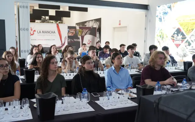 Cata comentada durante el curso de verano de la UCLM sobre la cultura del vino de la DO La Mancha en el edificio Vinos del Quijote