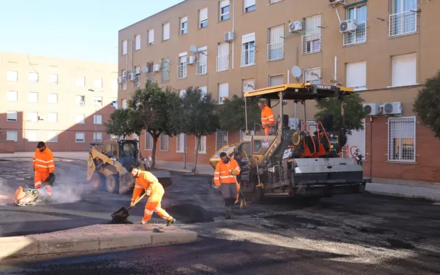 Obras de asfaltado en la plaza de Francia, en Alcázar de San Juan