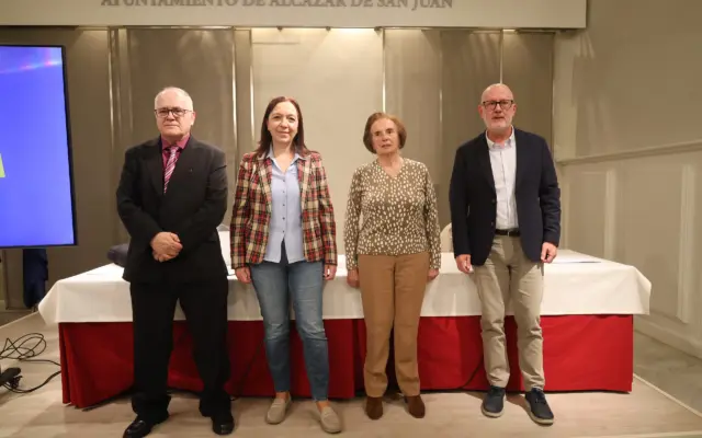 Presentación en el Salón Noble del Ayuntamiento del libro de Miguel Ángel Martínez Cortés sobre la historia de la seguridad municipal en Alcázar de San Juan