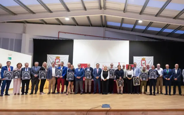 Foto de familia de los Premios Vino y Cultura 2026 de la DO La Mancha en El Provencio
