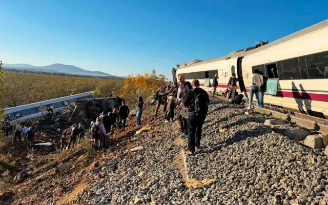 Pasajeros junto a las vías tras el choque entre un AVE de Renfe y un tren de Iryo en Urda (Toledo)