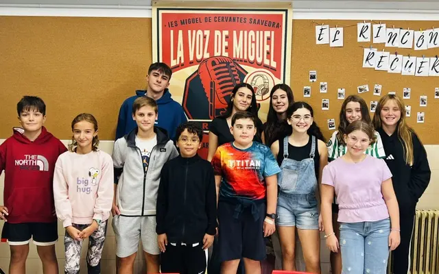 Alumnado del IES Cervantes de Alcázar de San Juan participando en el programa de radio La Voz de Miguel
