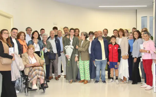 Beatriz Perucho junto a ediles municipales en la inauguración de su exposición de acuarelas en Alcázar de San Juan