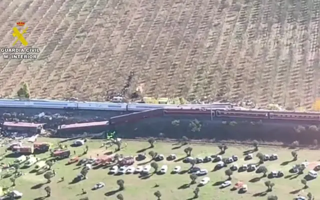 Vista lateral aérea de los trenes y vehículos de emergencia en Urda