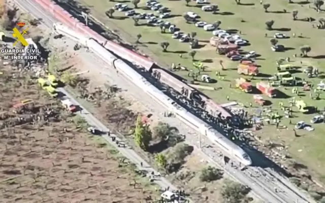 Vista aérea de la vía y los trenes accidentados en Urda